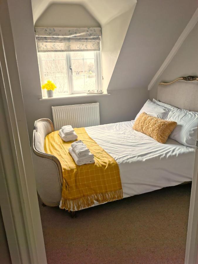 Historic, Traditional & Spacious Wiltshire Cottage Shrewton ภายนอก รูปภาพ